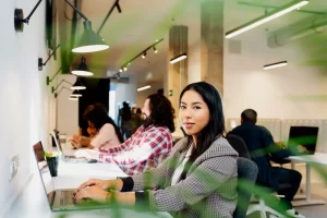 Selbstständige Person im Coworking Space